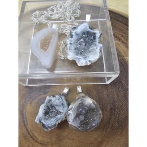 Agate Quartz pendant w/925 16in Silver Chain